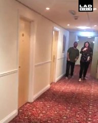 Un couple fait la course mais le mari est bien décidé à gagner par tout les moyens