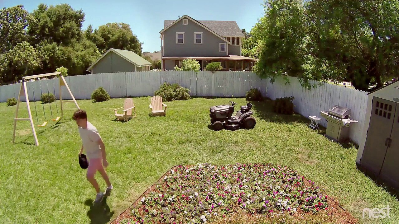 Sa tondeuse redémarre toute seule et ruine son jardin