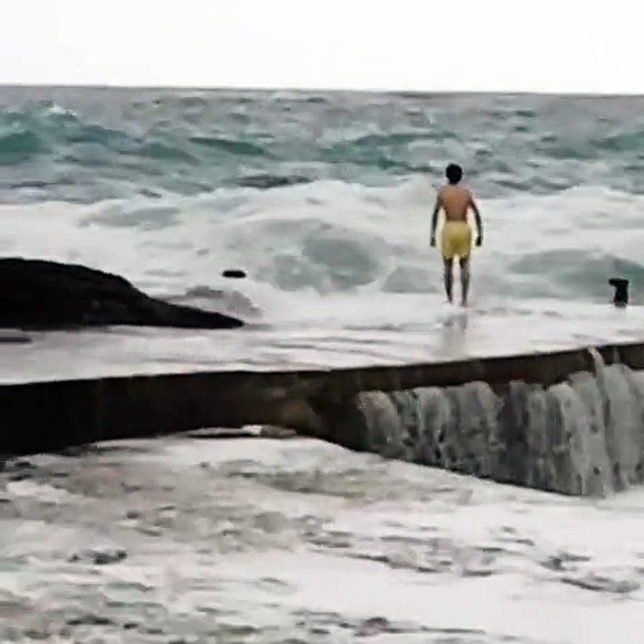 En pleine tempête il se jette dans les vagues et ressort indemne