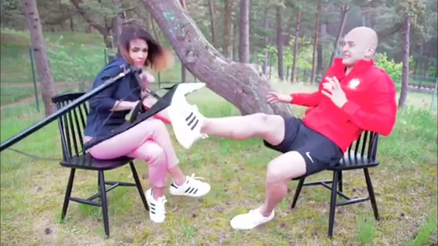 Le réflexe de ce footballeur polonais sauve une journaliste... Joli