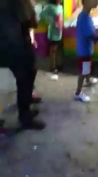 Ce gamin se trompe de cible aux fléchettes... Douloureux