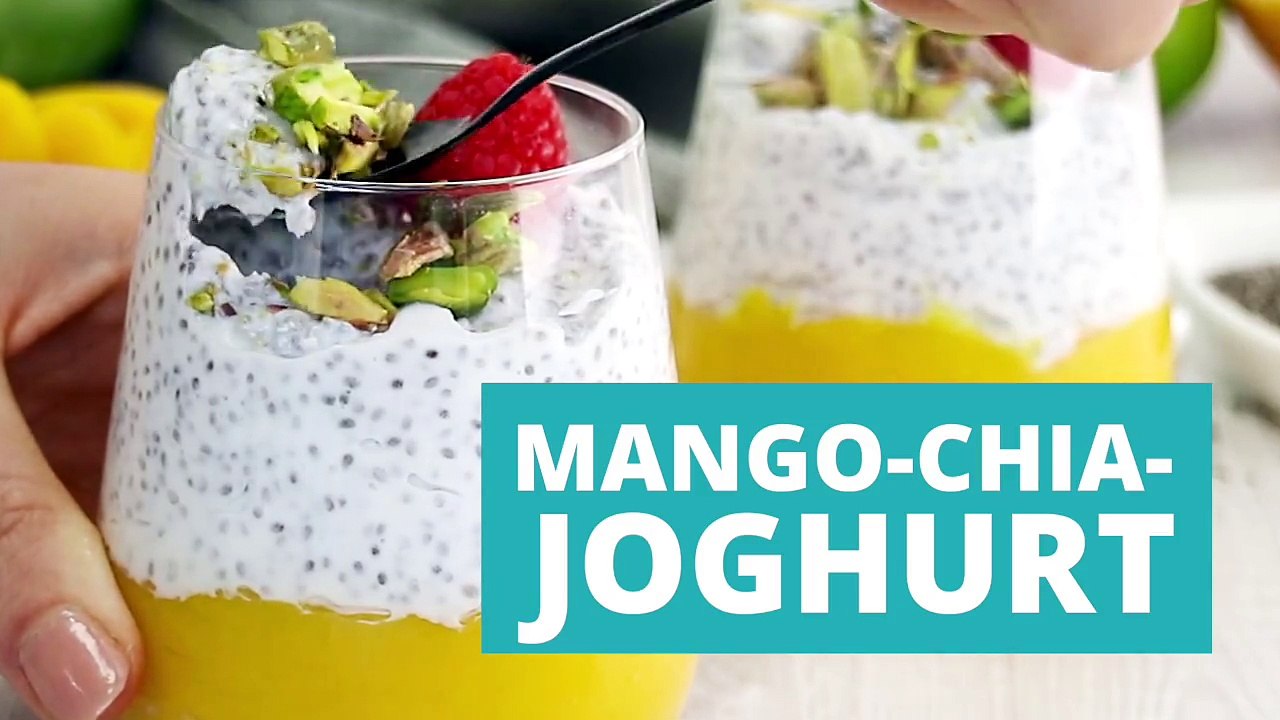 Sommer im Glas! Kühl, fruchtig, lecker und leicht - so schmeckt unser Mango-Chia-Joghurt. ☀️ZUM REZEPT 