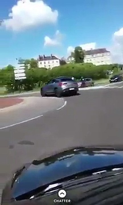 Lors d'un mariage ils retournent un GLE dans un rond-point.