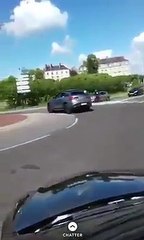 Lors d'un mariage ils retournent un GLE dans un rond-point.