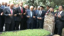 Devlet Bahçeli, Türkeş'in mezarını ziyaret etti