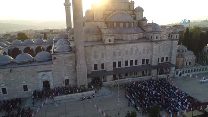 Fatih Camii'ndeki Bayram Namazı Yoğunluğu Havadan Görüntülendi