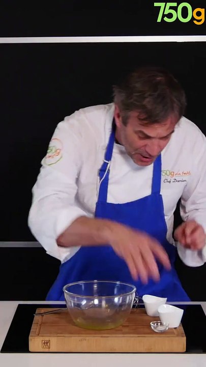 Pas besoin de batteur pour monter ses blancs en neige ! Chef Damien vous donne son secret pour les monter en 1min 