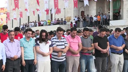Bakan Kurtulmuş, bayram namazını Fatih Cami'nde kıldı - İSTANBUL