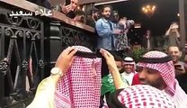 مشجعون سعوديون في روسيا التقوا شابا روسيا في الشارع فألبسوه الزِّي السعودي المحلي بالغترة والعقال ثم قدموا له قهوة عربية فرفض..طلع الشاب الروسي صائم  وهم مفطرو