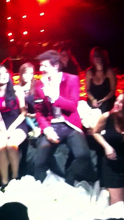ΘΕΟΣ !!! Σάκης Ρουβάς - Να μ΄ αγαπάς , Ξανά - Live 2011 Αθηνών Αρένα HD