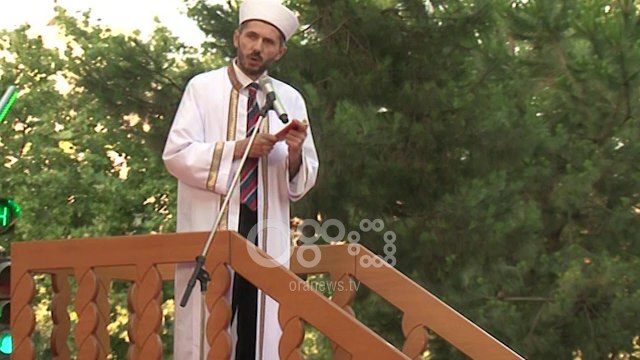 Ora News - Besimtarët myslimanë festojnë Fitër Bajramin. Ora News ju uron Gëzuar