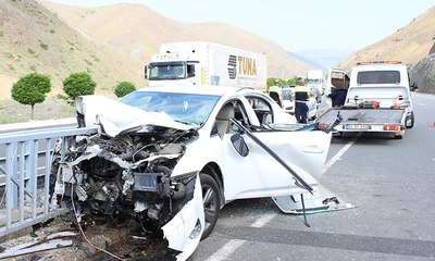 Otomobil, bariyere girdi