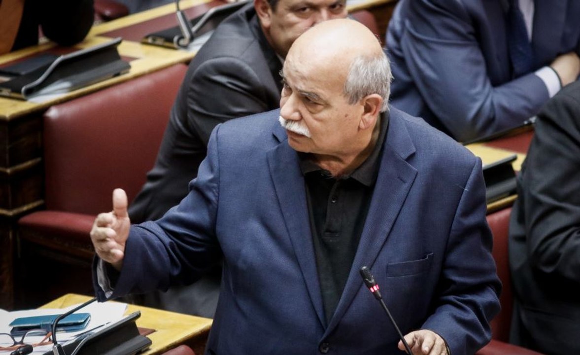 Βούτσης: Κάποιοι θέλουν να προκαλέσουν στρατιωτ...