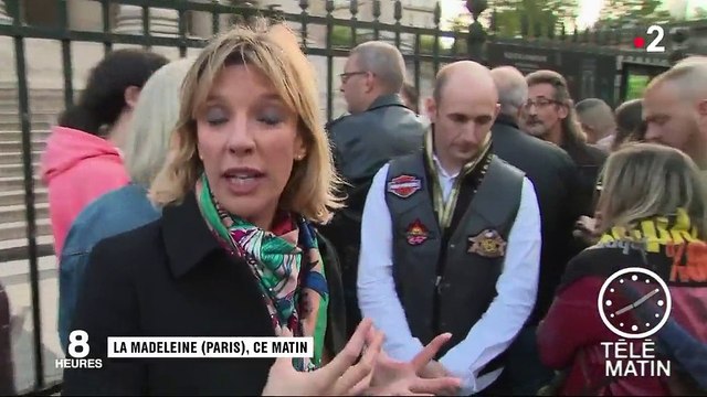 Johnny Hallyday : des milliers de fans lui rendent hommage à la Madeleine