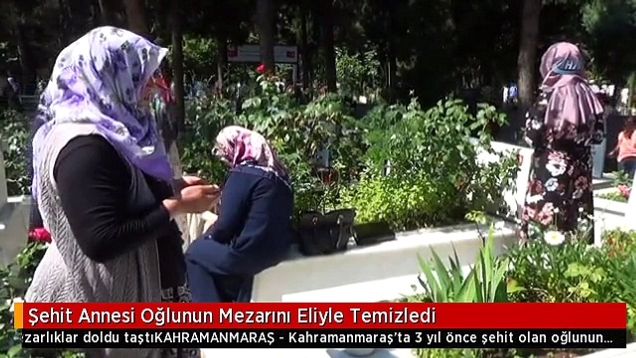 Şehit Annesi Oğlunun Mezarını Eliyle Temizledi