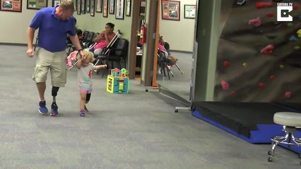 Premiers pas d'une petite fille en prothèse