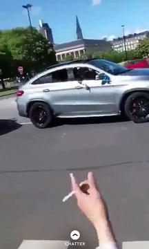 Régis du bled drift dans un rond point