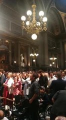 Hommage à Johnny Hallyday à la Madeleine : les fans lui chantent "Joyeux anniversaire"