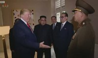 Kuzey Kore televizyonunda Trump-Kim zirvesi ve bir garip el sıkışma anı