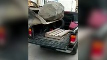 ¿Qué pasa si pones un roca en tu pick-up así?