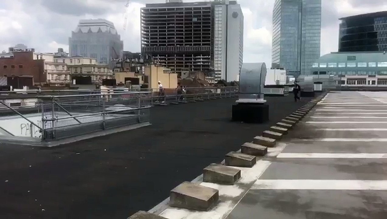 Des briques jetées depuis le toit du Inno sur la rue Neuve