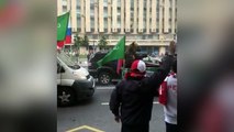 Oso toca la trompeta dentro de un coche en Moscú para sorpresa de los aficionados