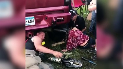 Mujer queda atrapada al meter su cabeza en tubo de escape