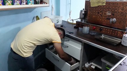 Kedi girdiği iş yerinin çekmecesinde yavruladı - SİİRT