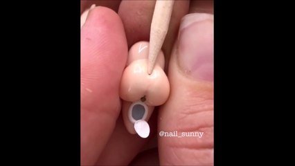 Des faux ongles un peu bizarre... Toilettes et petites fesses