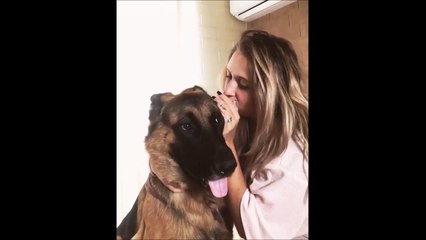 Elle dit un secret à son chien, regardez sa réaction