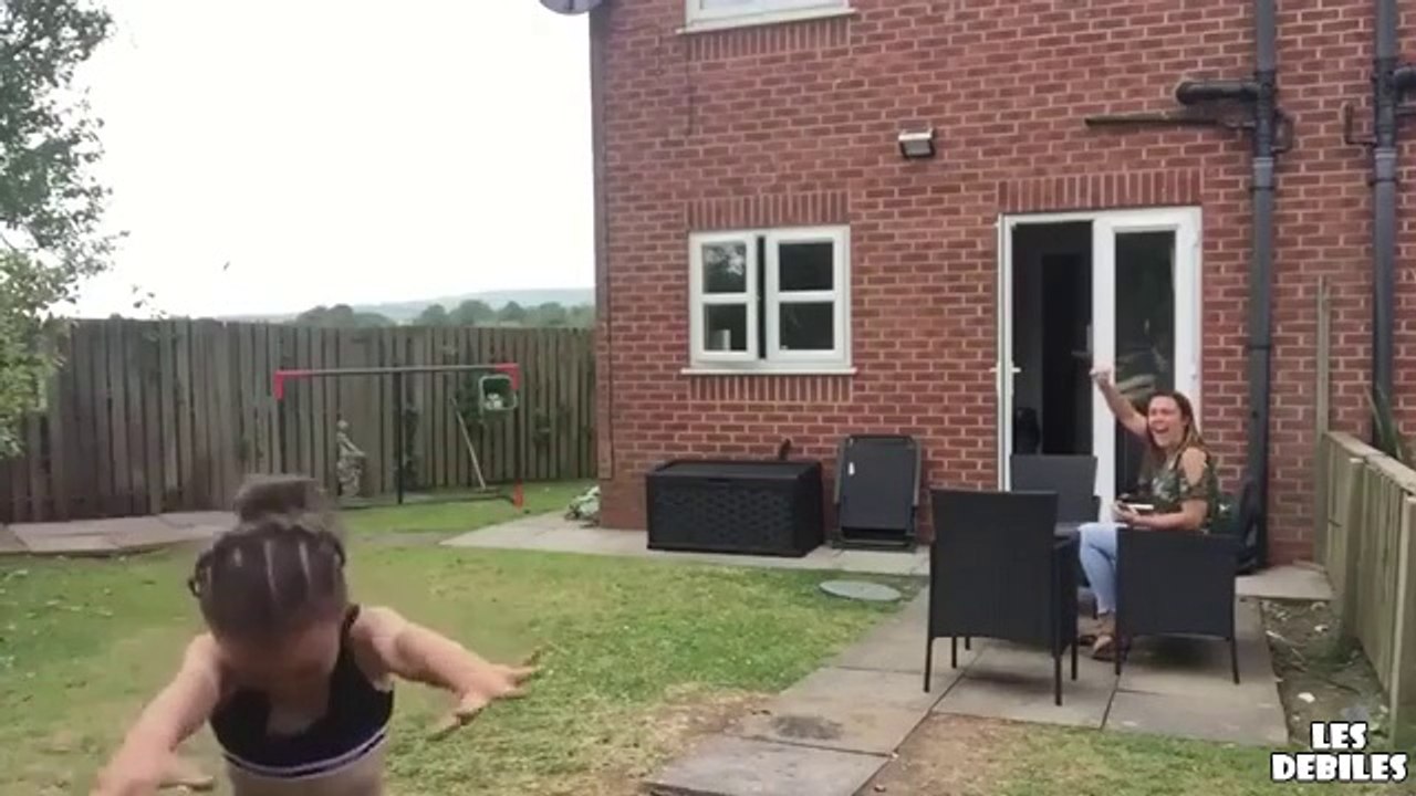 Cette fillette met une lucarne incroyable... Joli tir