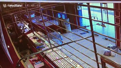Thai woman robs gold shop while daughter, 4, waits in car
