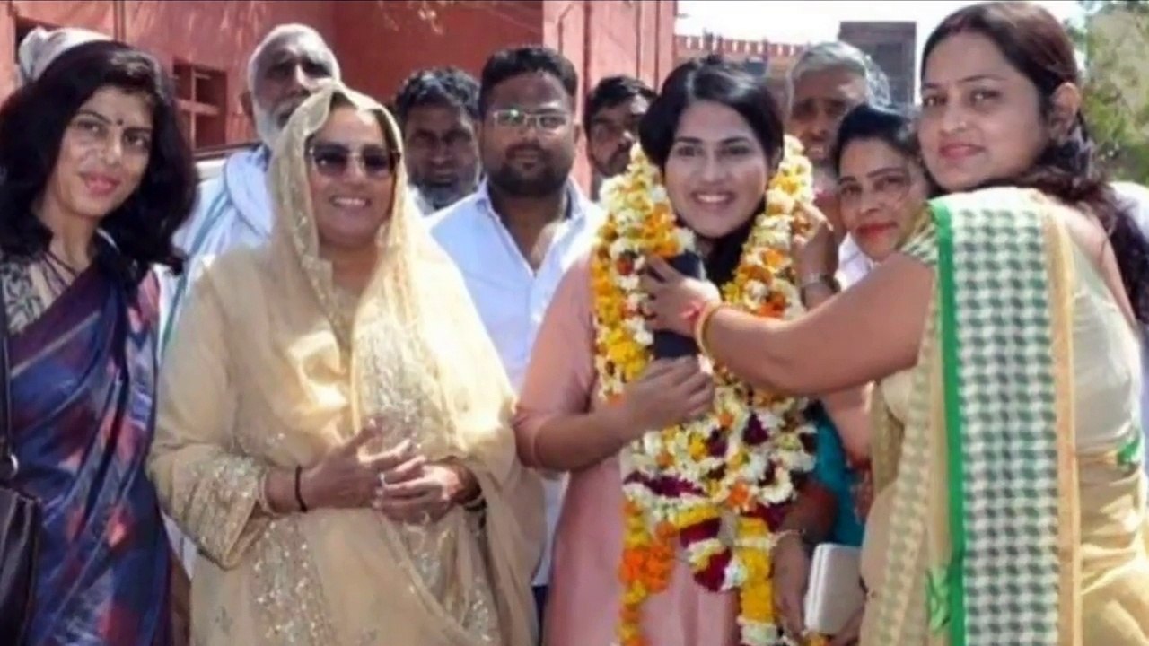 एसी खूबसूरत महिला MBBS है भारत की सबसे युवा सरपंच