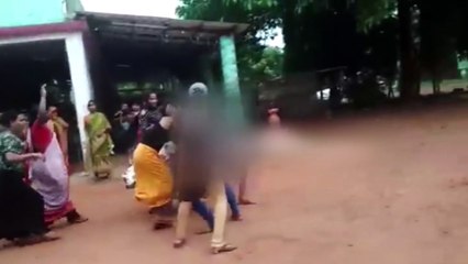 நிர்வாண சாமியாரை வெளுத்து கட்டிய திருநங்கைகள்-வீடியோ