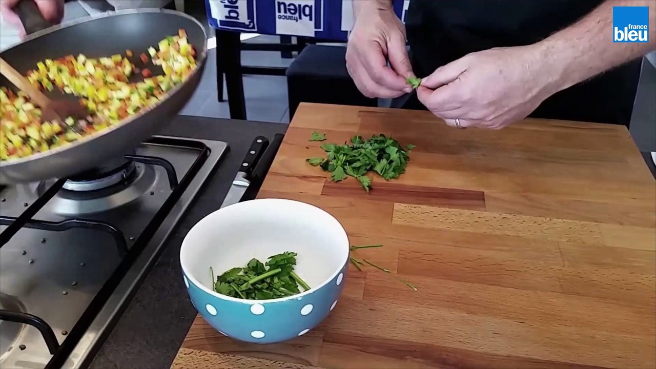 France Bleu Pays d'Auvergne vous offre votre premier cours de cuisine en vidéo ! Troisième étape : faire revenir les légumes
