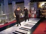 Comment jouer du piano avec ses pieds - Big piano feet