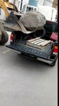 Il essaye de charger une pierre dans son pick up