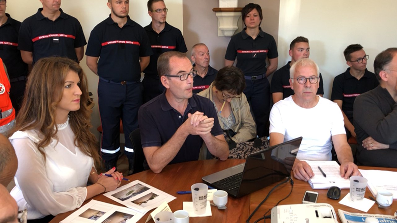 La secrétaire d’Etat rend visite aux victimes des inondations à Souligné-sous-Ballon