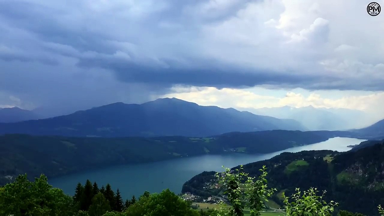 Colonne de pluie au-dessus d'un lac en Autriche
