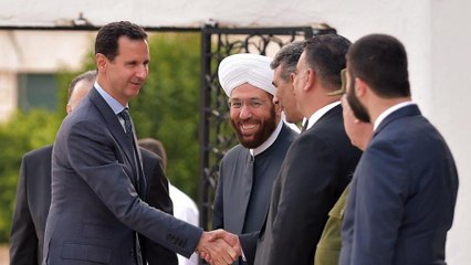 شاهد: الأسد يؤدي صلاة الفطر في طرطوس