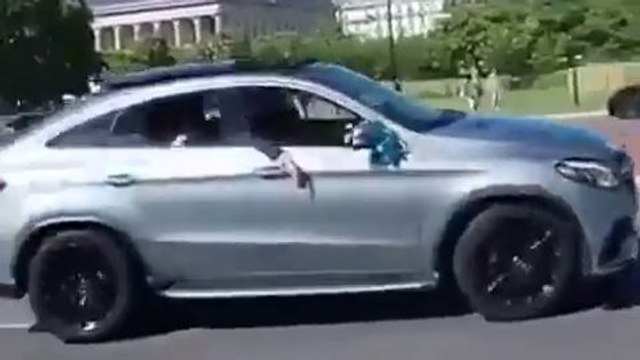 Regis drifte avec sa Mercedes dans un rond-point (Nantes)