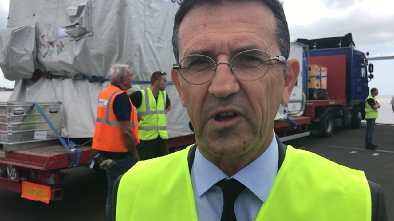 Chargement d’un satellite pour la Guyane