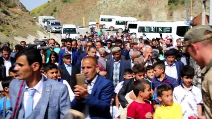 Köylüler ekmeğini Mehmetçik ile paylaştı