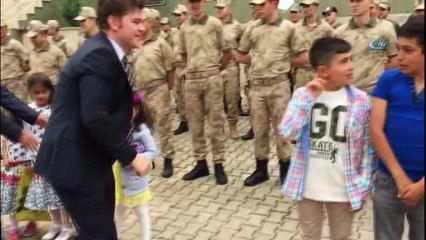 40 yıllık bayram geleneği...Önce Mehmetçikle sonra ailelerle bayramlaştılar