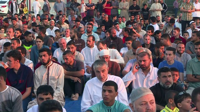 الفلسطينيون في غزة يؤدون صلاة عيد الفطر