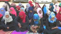 شاهد: مهاجرون أفارقة محتجزون في ليبيا يؤدون صلاة العيد