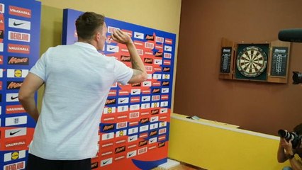 En coulisses - Phil Jones montre son talent aux fléchettes