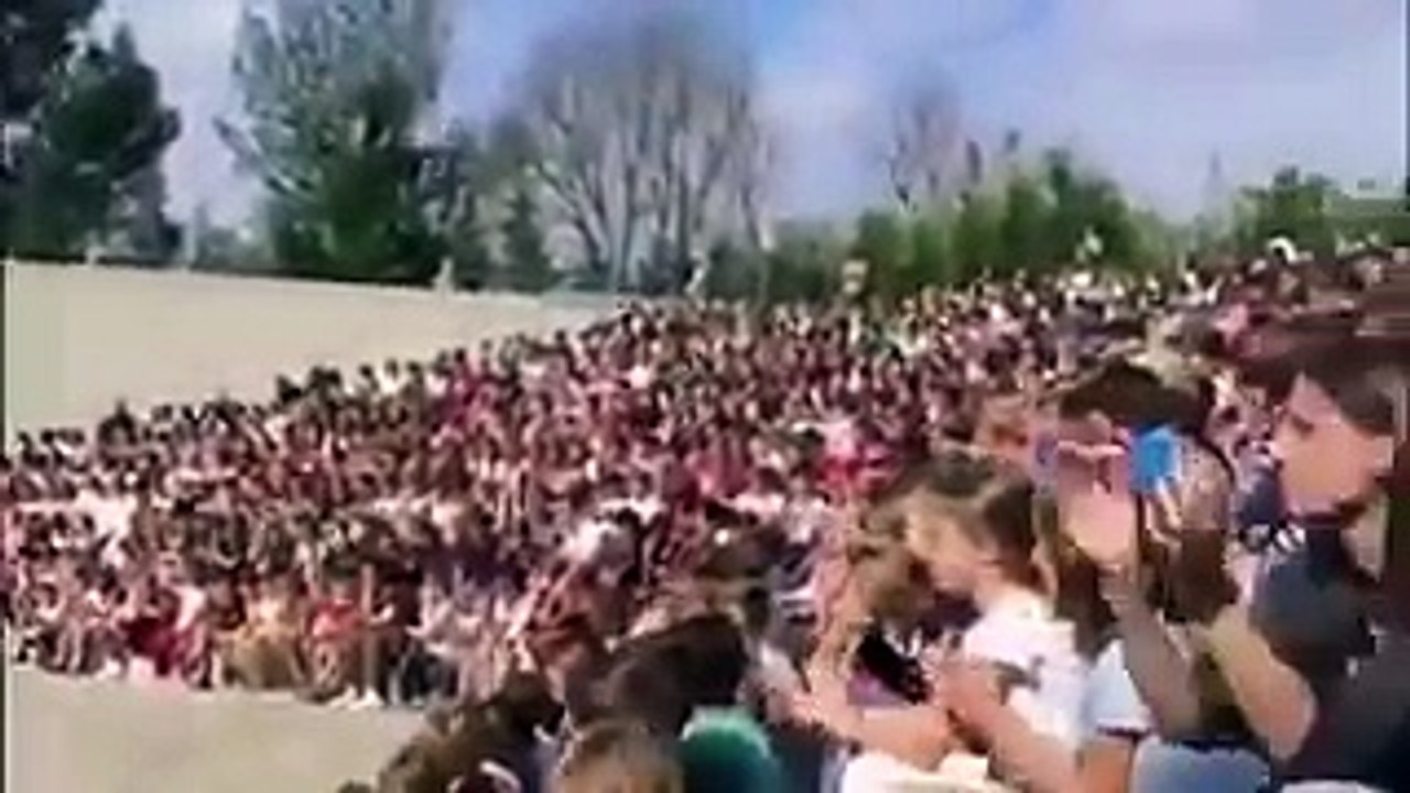 Dando el sermón de la montaña en un colegio. Les explican a los niños que no hay democracia y que tienen que persistir para conseguirla. - Ayúdanos a
