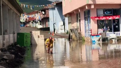 Dükkanına su girmesinden korkan esnafın zor anları