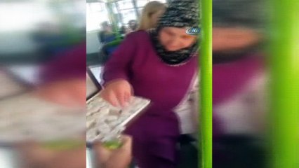 Polis, halk otobüsüne binip kolonya ile tatlı ikram etti